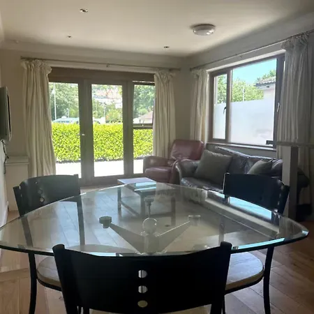 Crawford House- Scholarlee Living 3*