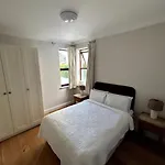 Crawford House - Scholarlee Living 3*