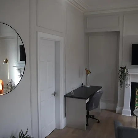 Crawford House - Scholarlee Living 3*