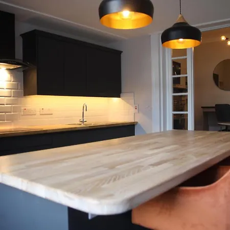 Konukevi Crawford House- Scholarlee Living