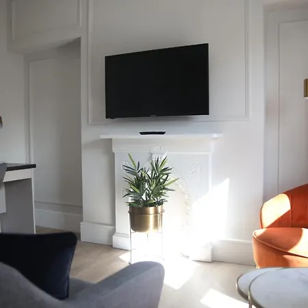 Konukevi Crawford House- Scholarlee Living Cork