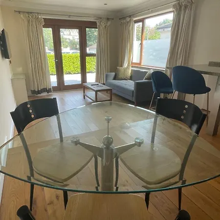 Crawford House - Scholarlee Living 3*