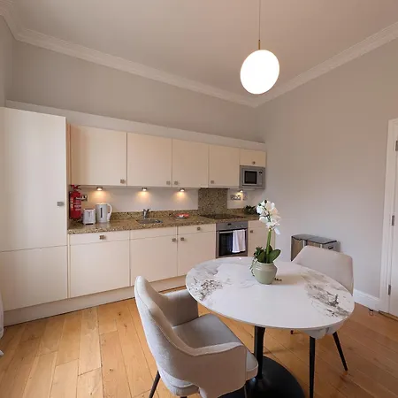 Crawford House - Scholarlee Living 3*
