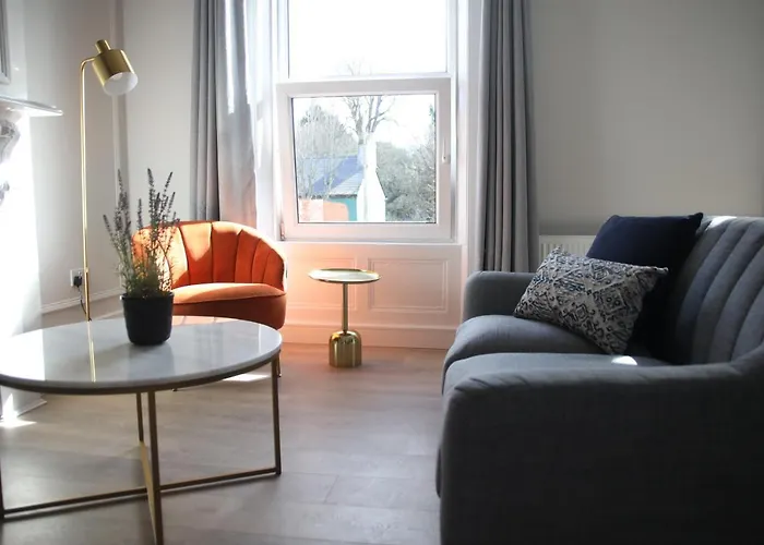 Crawford House - Scholarlee Living 3*