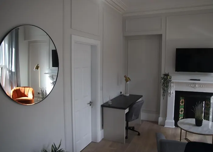 Crawford House - Scholarlee Living 3*