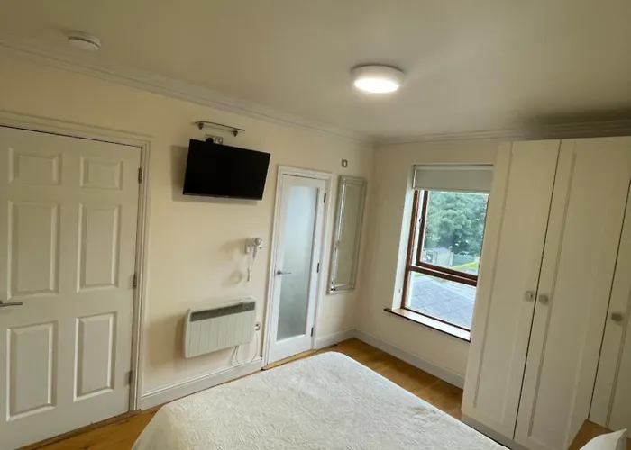 Crawford House - Scholarlee Living 3*