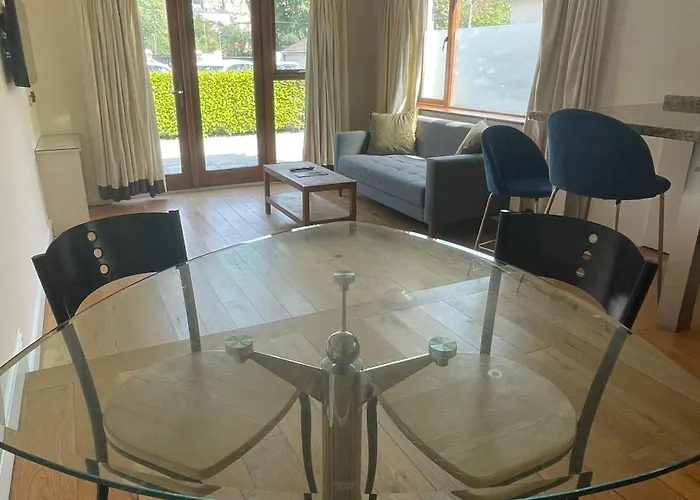 Crawford House - Scholarlee Living 3*